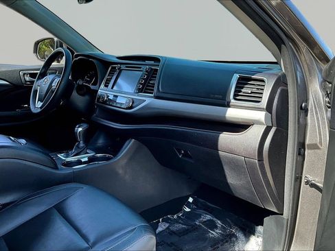 Used 2016 Toyota Highlander XLE FWD image 25