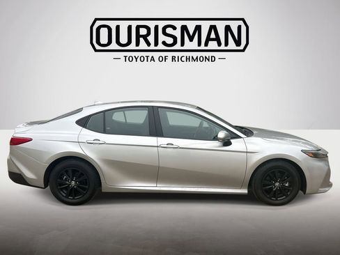 Used 2025 Toyota Camry LE image 3