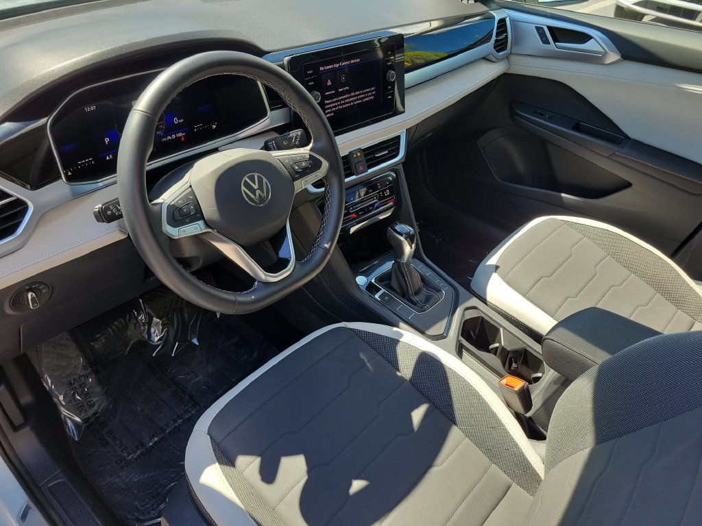 Used 2025 Volkswagen Taos SE w/ Panoramic Sunroof Package FWD image 22