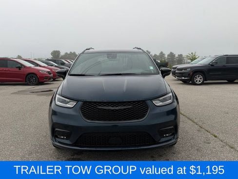 Used 2025 Chrysler Pacifica Limited w/ Trailer Tow Group AWD/4WD image 2