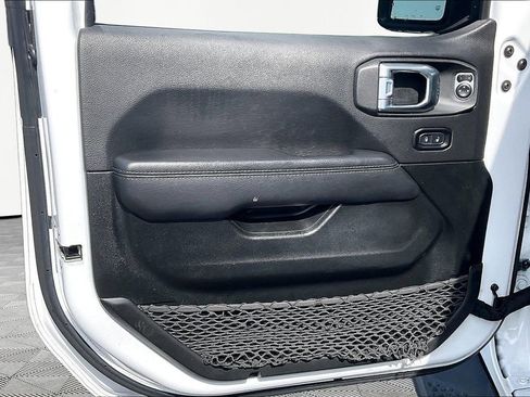 Used 2022 Jeep Wrangler Unlimited Sahara AWD/4WD image 22