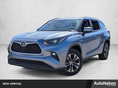 Used 2022 Toyota Highlander XLE image 1