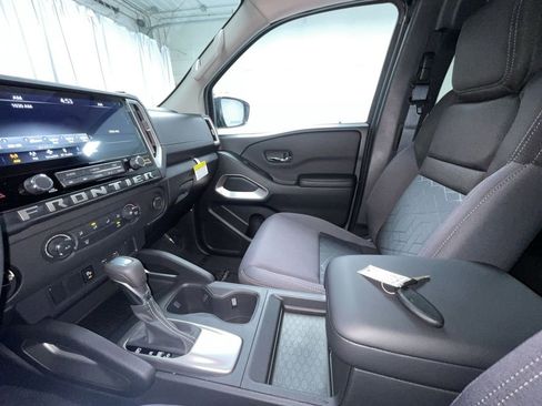 Used 2025 Nissan Frontier SV image 21