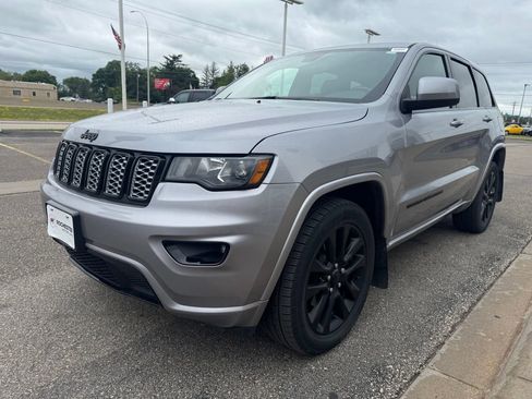 Used 2018 Jeep Grand Cherokee Altitude AWD/4WD image 35