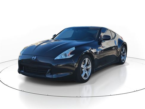Used 2010 Nissan 370Z Touring image 2