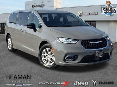 Used 2025 Chrysler Pacifica Select