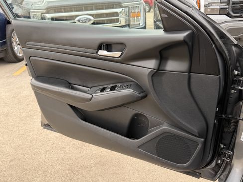 Used 2025 Nissan Altima 2.5 SV FWD image 23