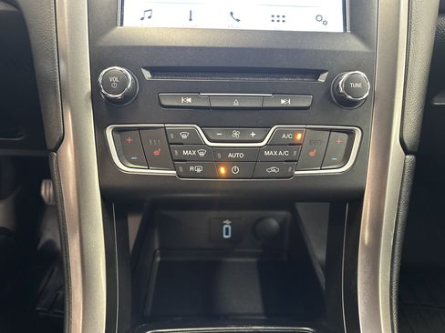 Used 2017 Ford Fusion SE w/ Fusion SE Technology Package image 27