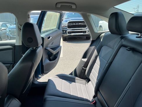 Used 2025 Volkswagen Jetta SE FWD image 39