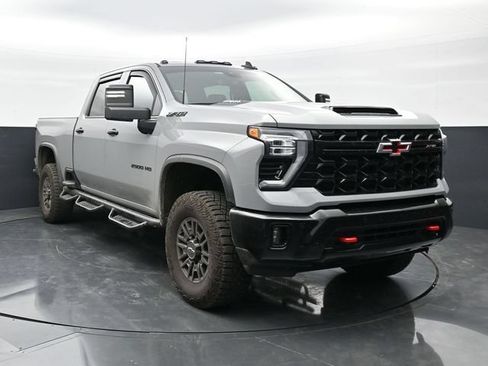 Used 2025 Chevrolet Silverado 2500 ZR2 w/ Technology Package AWD/4WD image 4