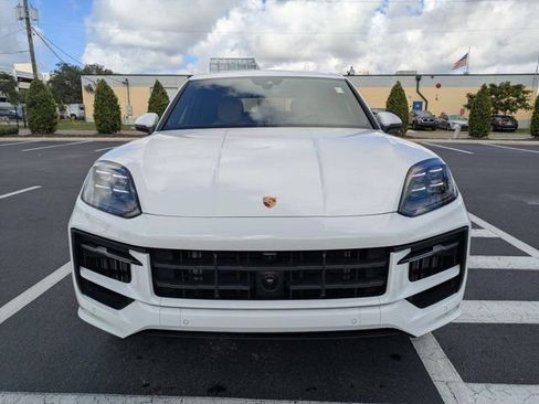 Used 2025 Porsche Cayenne AWD/4WD image 8