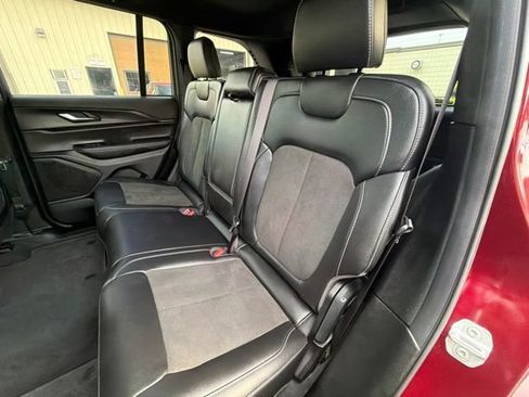 Used 2025 Jeep Grand Cherokee Altitude RWD image 15