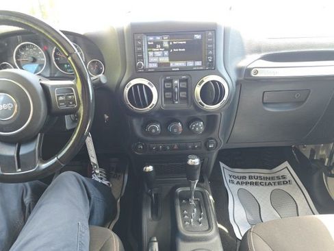 Certified 2017 Jeep Wrangler Unlimited Rubicon w/ Cold Weather Group AWD/4WD image 18