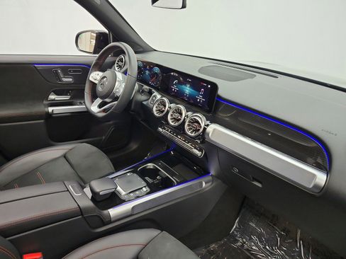 Used 2023 Mercedes-Benz GLB 250 image 25