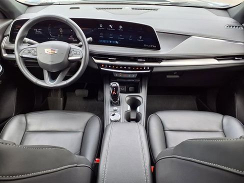 Used 2024 Cadillac XT4 Luxury w/ Cold Weather Package AWD/4WD image 10