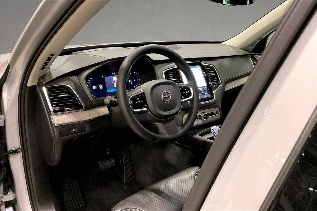 Certified 2024 Volvo XC90 B6 Ultimate w/ Protection Package Premier AWD/4WD image 18