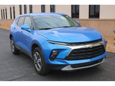 Used 2025 Chevrolet Blazer LT image 2