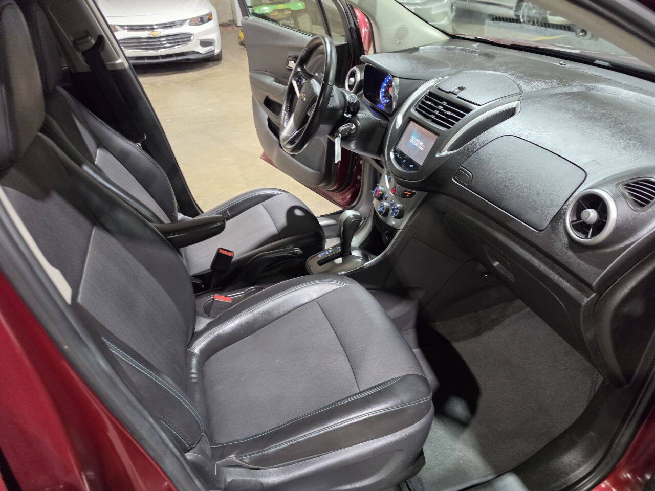 Used 2016 Chevrolet Trax LT w/ LT Convenience Package AWD/4WD image 31