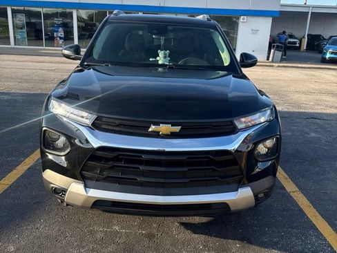 Used 2023 Chevrolet TrailBlazer LT w/ Convenience Package FWD image 2