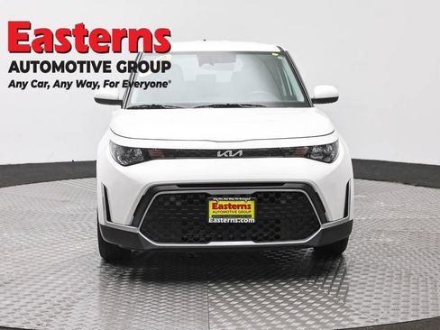 Used 2023 Kia Soul LX FWD image 2