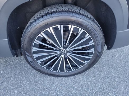 Certified 2025 Volkswagen Taos SE image 29