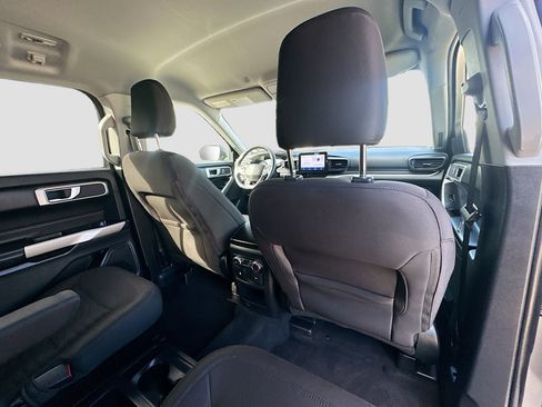 Used 2021 Ford Explorer XLT image 30