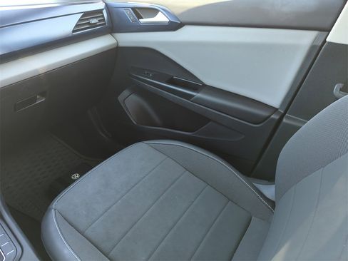 Used 2022 Volkswagen Taos SE w/ Panoramic Sunroof Package image 29