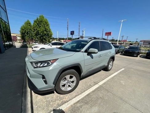 Used 2019 Toyota RAV4 XLE w/ Convenience Package FWD image 16