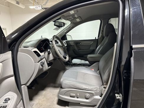 Used 2017 Chevrolet Traverse LT w/ Style and Technology Package image 19