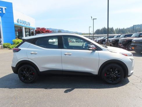 Used 2023 Chevrolet Bolt EUV LT w/ Convenience Package FWD image 9