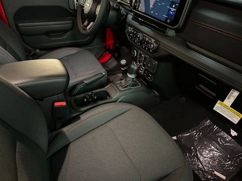 New 2024 Jeep Wrangler Unlimited Rubicon w/ Technology Group image 15