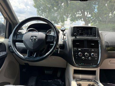 Used 2017 Dodge Grand Caravan SXT image 19