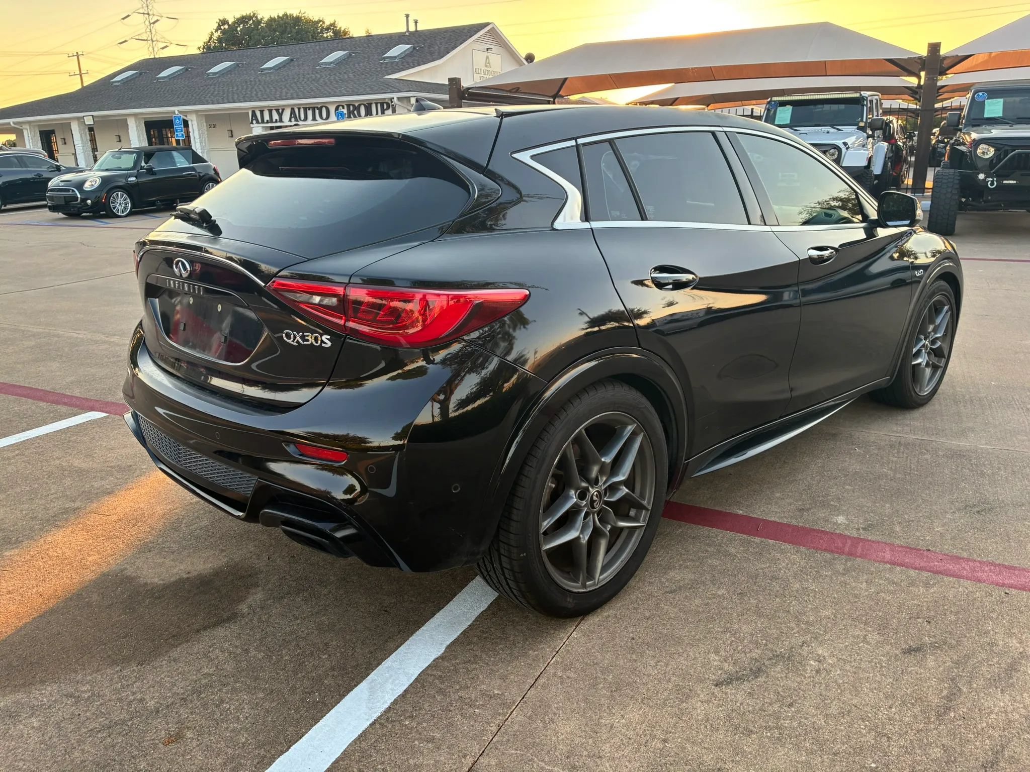 Used 2017 INFINITI QX30 Sport w/ Sport Leather Package FWD image 7