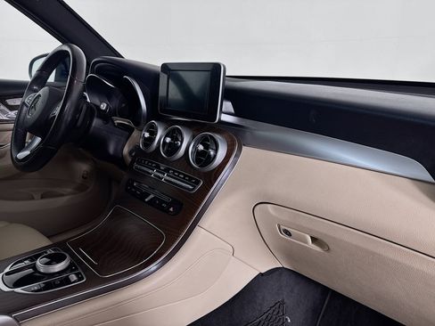 Used 2018 Mercedes-Benz GLC 300 w/ Premium Package image 27