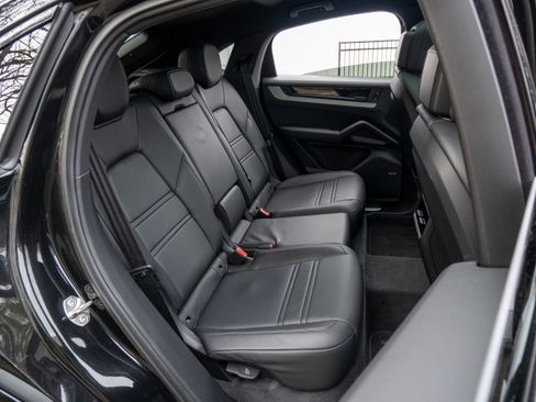 Used 2025 Porsche Cayenne E-Hybrid Coupe image 38