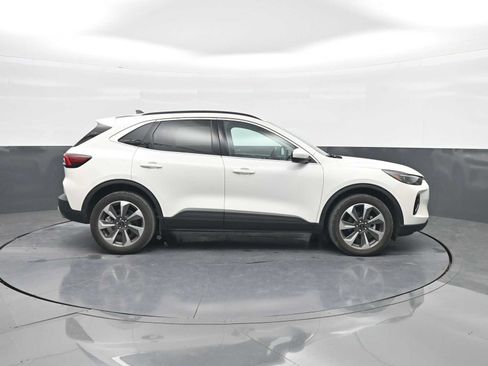 Certified 2023 Ford Escape Platinum w/ Class II Trailer Tow Package AWD/4WD image 9
