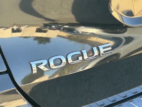 Certified 2018 Nissan Rogue SV image 5