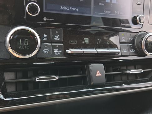 Used 2022 Toyota Highlander L FWD image 21