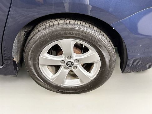 Certified 2019 Toyota Sienna L image 11