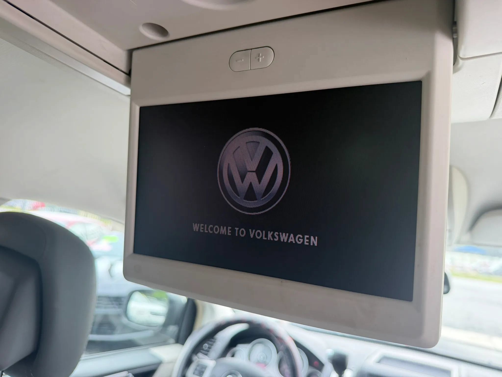 Used 2011 Volkswagen Routan SE FWD image 18