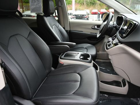 Used 2024 Chrysler Pacifica Touring-L FWD image 21