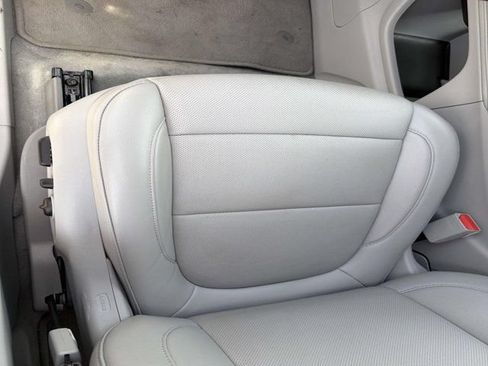 Used 2023 GMC Acadia SLT w/ Preferred Package FWD image 9