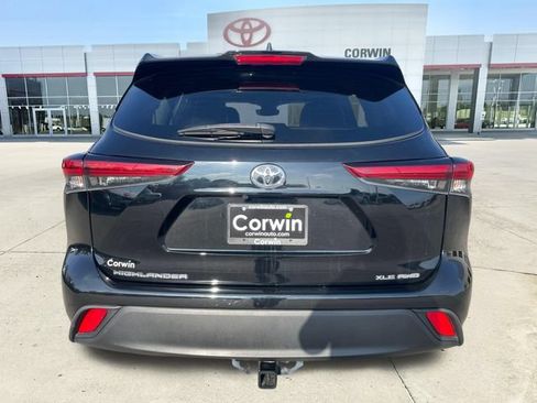 Used 2022 Toyota Highlander XLE AWD/4WD image 4