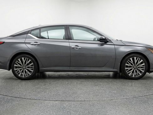 Used 2025 Nissan Altima 2.5 SV FWD image 11