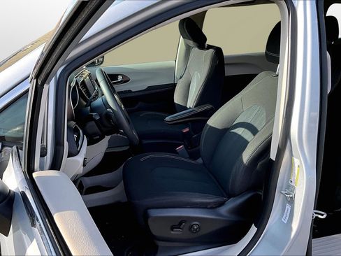Used 2022 Chrysler Voyager LX image 15