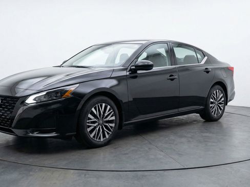 Used 2025 Nissan Altima 2.5 SV image 2