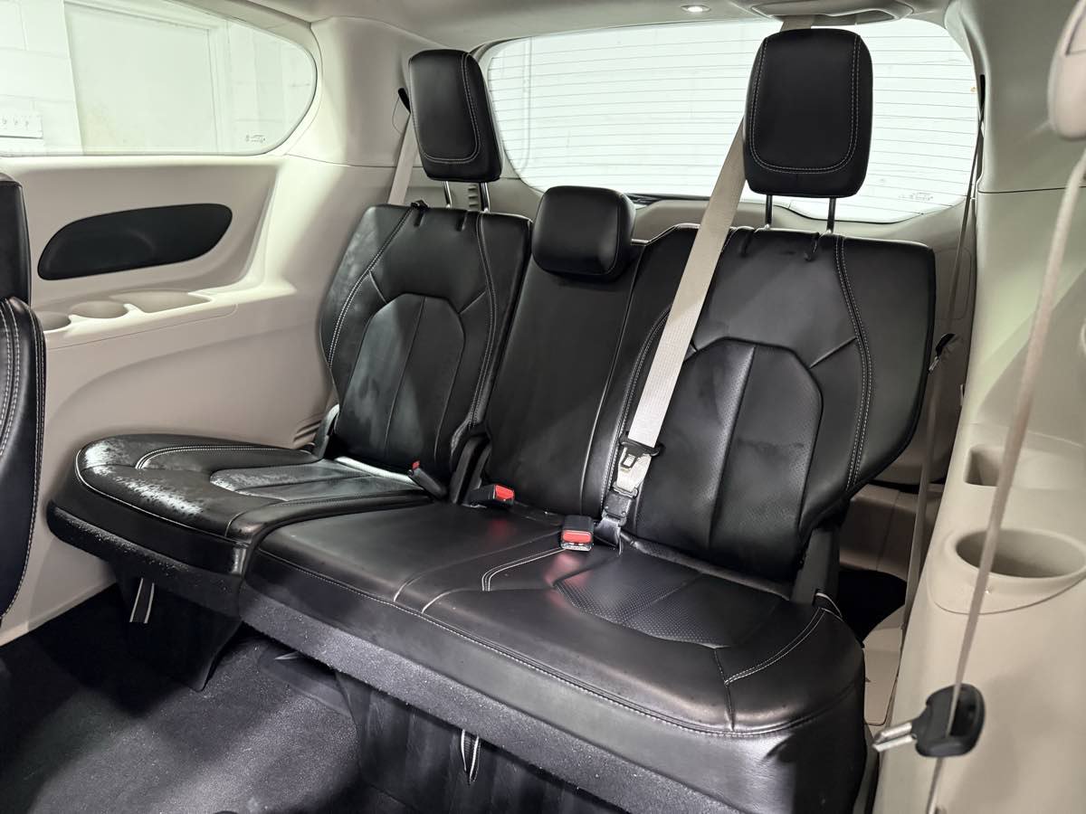 Used 2023 Chrysler Pacifica Touring-L FWD image 18
