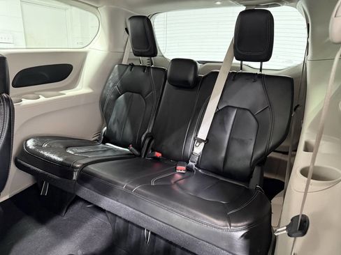 Used 2023 Chrysler Pacifica Touring-L image 18