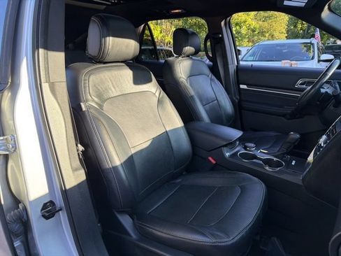 Used 2017 Ford Explorer Limited w/ Equipment Group 301A AWD/4WD image 11