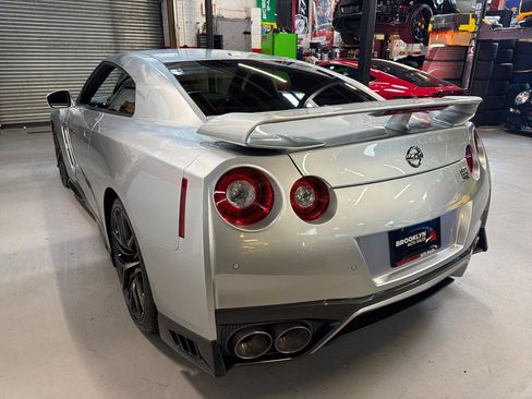 Used 2018 Nissan GT-R Premium w/ Premium Interior Package AWD/4WD image 8